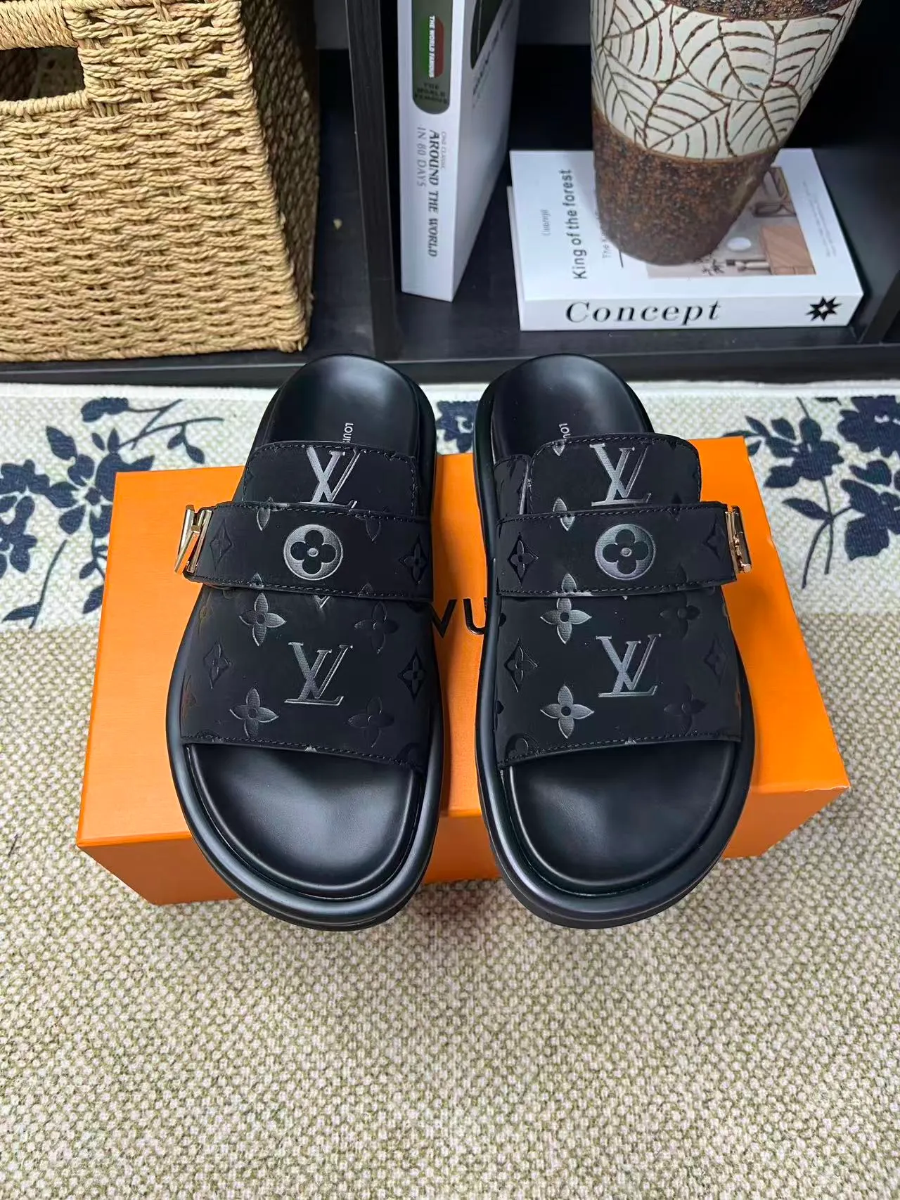 P340 [New Style] [LOUIS VUITTON] Louis Vuitton, LV printing, men's and women's slippers are now on the market, packed in drawer boxes with cloth bags and cards, the upper pattern looks very soft and waxy, and is a super versatile leg slimming tool. Fabric: imported denim/canvas/old fabric, LV hardware LOGO, official website pattern printing, comfortable to wear, feet: high-elastic PU water table. Sole: foam sole, heel height: about 5cm. Code number: 35-46, 35, 45, 46 are custom-made and non-returnable. Color: multiple colors and styles available.